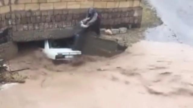 Nevşehir'de sele kapılan otomobil köprüye sıkıştı