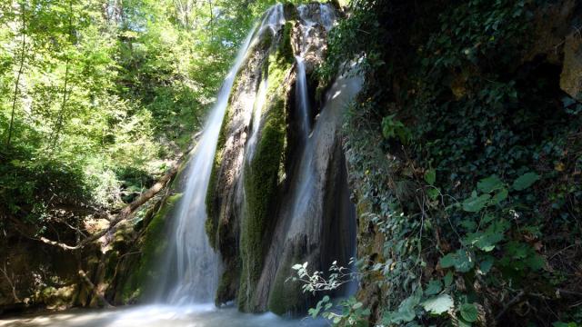 Okçular Şelalesi, döküldüğü yerde oluşan basamaklı yapısıyla ilgi çekiyor