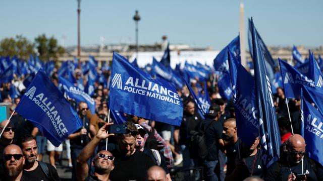 Fransa'da zam isteyen polisler Paris'te eylem yaptı haber görseli