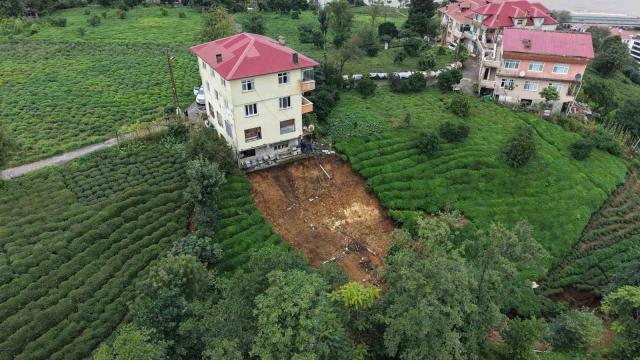 Rize'de heyelan: Binanın altındaki toprak koptu