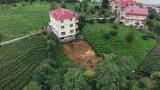 Rize'de heyelan: Binanın altındaki toprak koptu