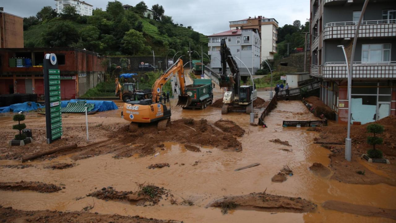 Rize’de etkili olan sağanak hayatı olumsuz etkiledi
