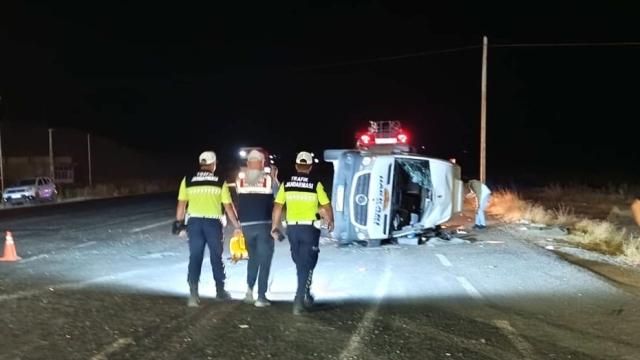Van'da minibüsle kamyonun çarpıştığı kazada 13 kişi yaralandı haber görseli