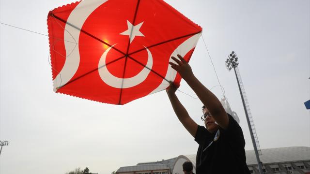 Edirne'de çocuklar Gazze için uçurtma uçurdu