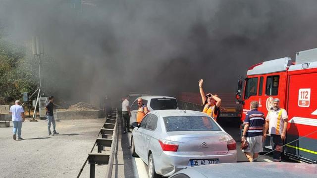 Bayraklı Tünelleri'nde tır yangını