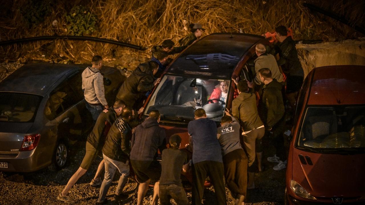 Ankara'da sağanak sonrası yol çöktü