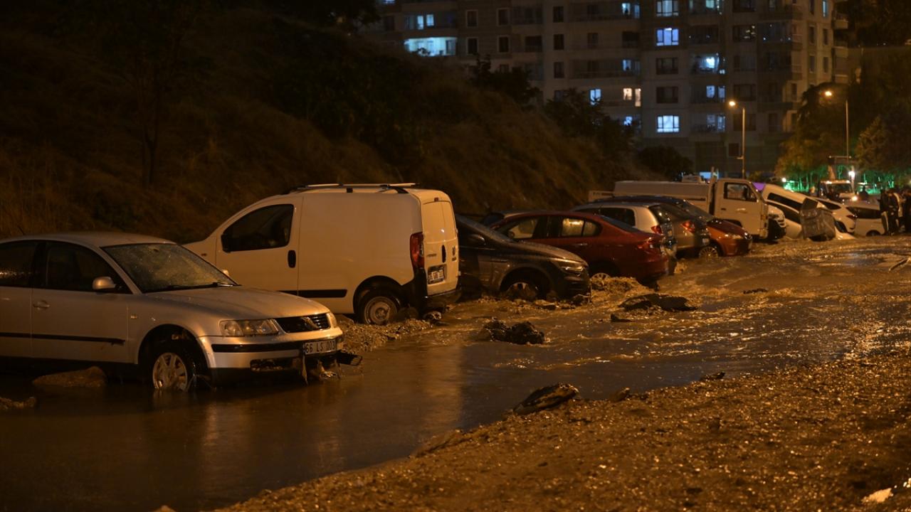 Ankara'da sağanak sonrası yol çöktü