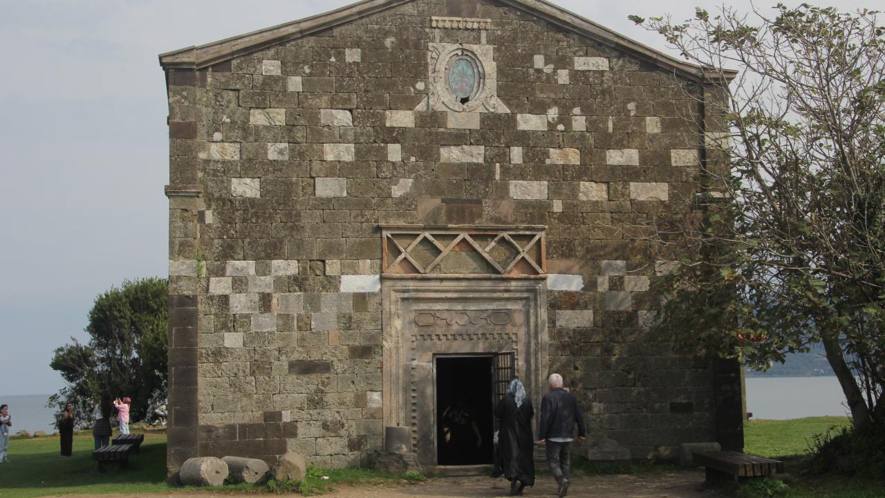 Yaklaşık 160 yıllık kilise ve deniz feneri, ziyaretçilerini ağırlıyor