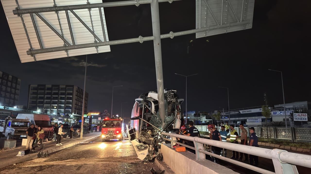 Adana'da yolcu otobüsü tabela direğine çarptı: 11 yaralı