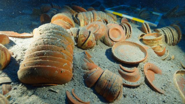 Akdeniz'den 2 bin 100 yıllık sofra takımı çıktı