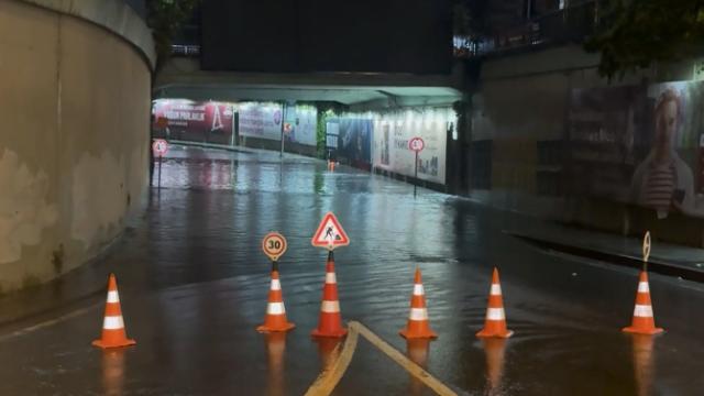 İstanbul'da Zincirlikuyu'daki alt geçidi su bastı haber görseli