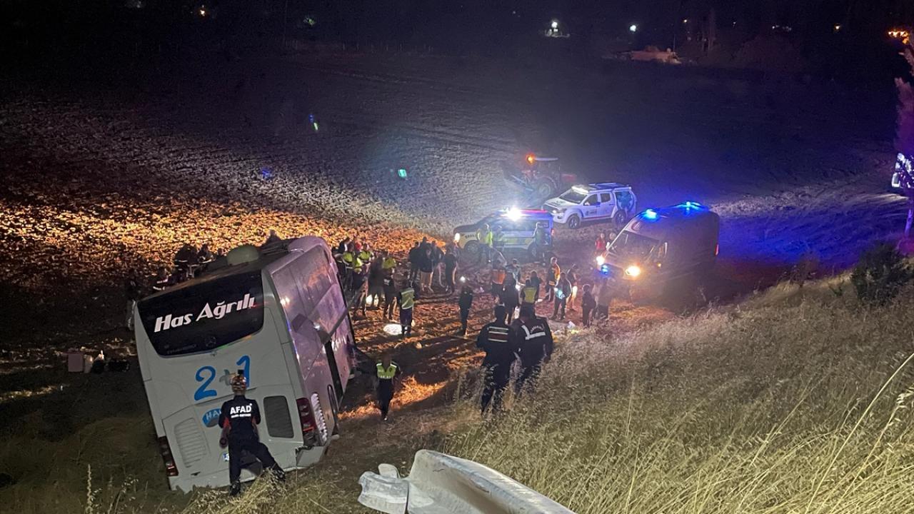 Amasya’da yolcu otobüsü tarlaya girdi: 24 yaralı
