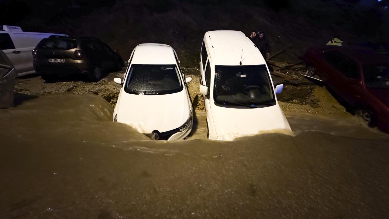 Ankara'da sağanak sonrası yol çöktü