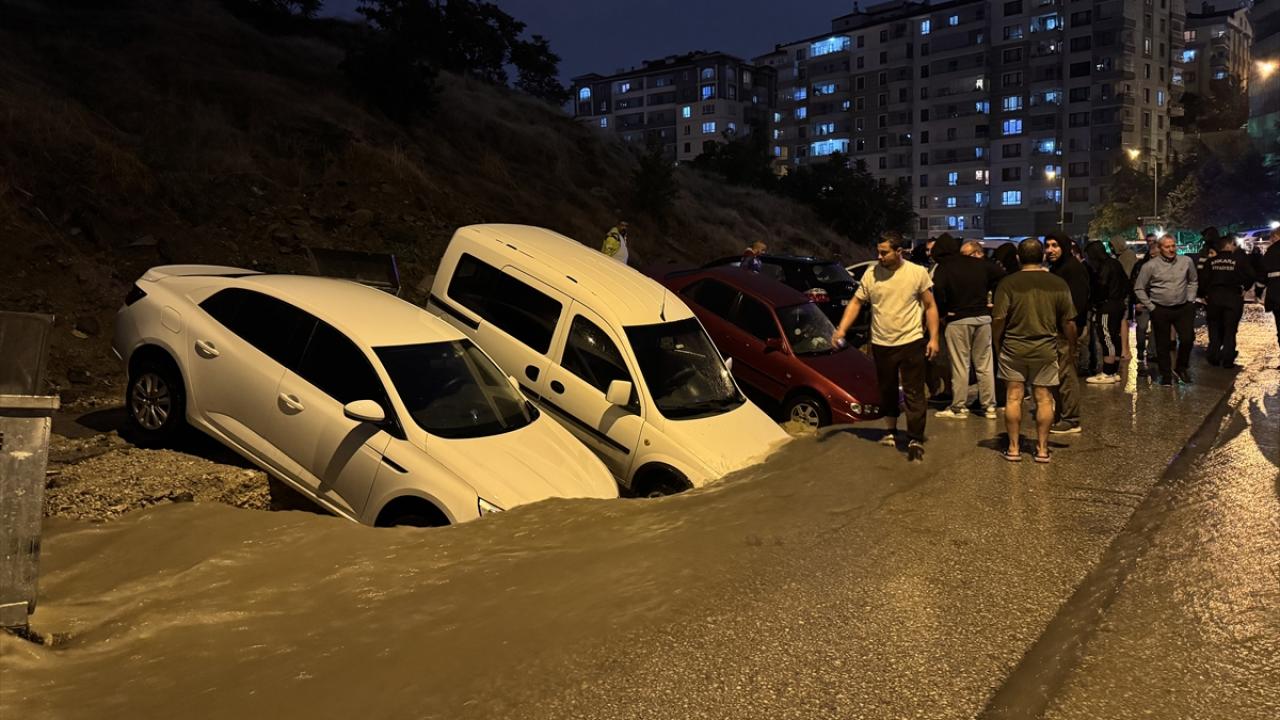 Keçiören'de sağanak sonrası yol çöktü