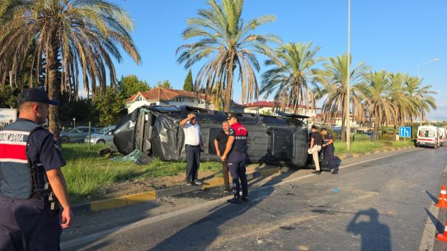 Antalya'da tur minibüsü ve 2 otomobil çarpıştı: 16 yaralı haber görseli