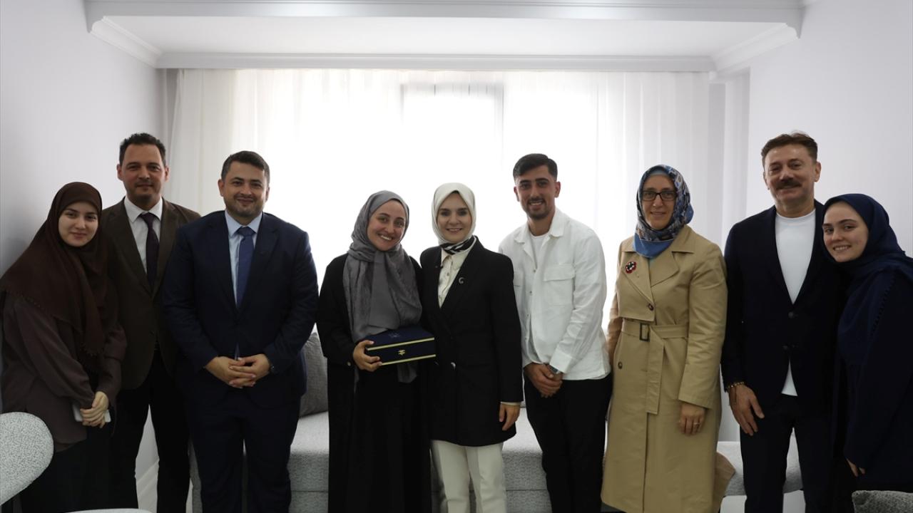 Bakan Göktaş, evlilik kredisinden yararlanan evli çiftin ilk misafiri oldu