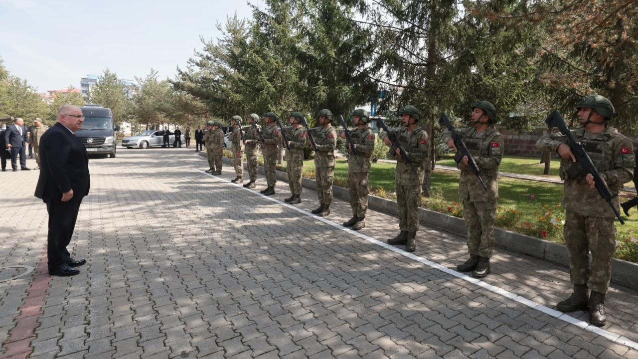Bakan Güler, Kars'ta ziyaretlerde bulundu