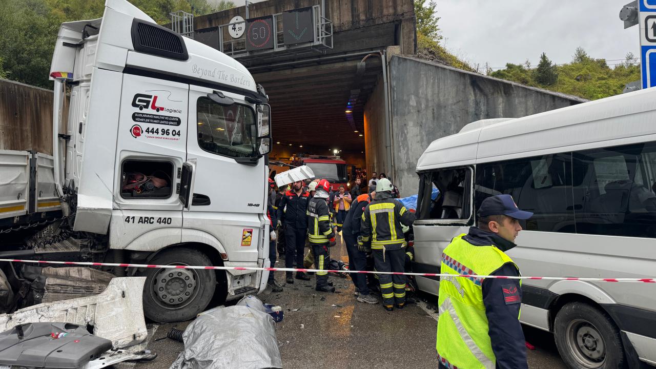 Bartın'da minibüs ile tır çarpıştı: 1 ölü, 11 yaralı