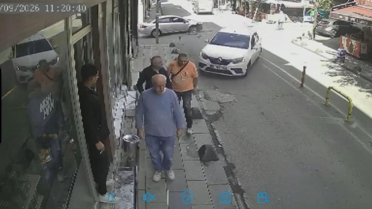 Bayrampaşa'da kaza yapan otomobil kaldırımdaki yayalara çarptı