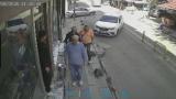 Bayrampaşa'da kaza yapan otomobil kaldırımdaki yayalara çarptı: 5 yaralı