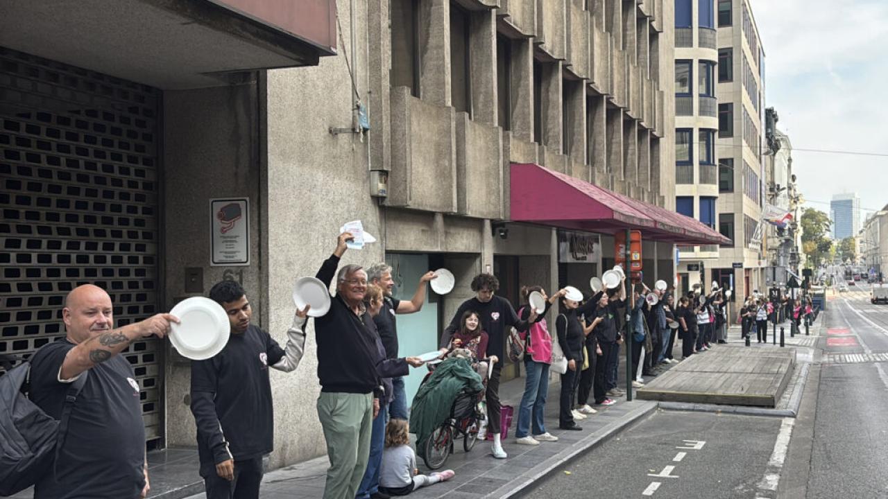 Belçikada artan gıda yardımı ihtiyacına boş tabaklarla protesto