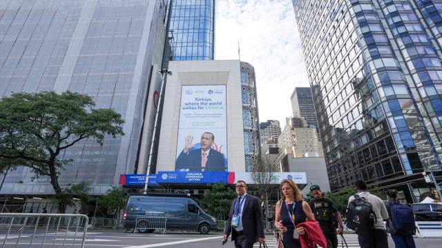 Cumhurbaşkanı Erdoğan'ın yer aldığı COP31 tanıtım afişleri Türkevi'ne asıldı haber görseli
