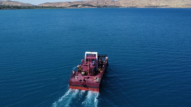 Hazar Gölü "deniz temizleme aracı"yla yürütülen çalışmalarla nefes alıyor