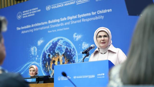Emine Erdoğan: Çocuklar, zihinlerine göz konulmuş hedef kitleye dönüştürüldü haber görseli