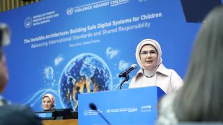 Emine Erdoğan: Çocuklar, zihinlerine göz konulmuş hedef kitleye dönüştürüldü