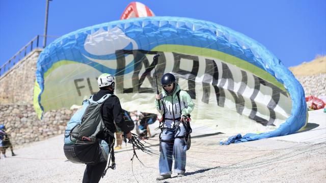Fethiye'de yamaç paraşütü uçuşlarında Çinli tursit yoğunluğu yaşanıyor