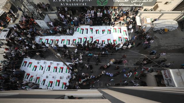 Gazze’de enkazdan çıkarılan Filistinliler için toplu cenaze töreni düzenlendi