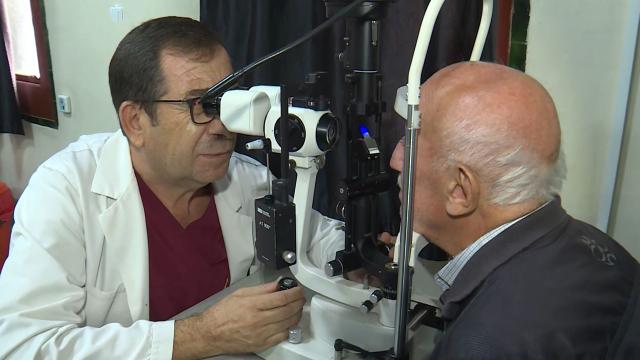 Annesinin göz hastalığından etkilendi, doktor oldu