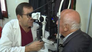 Annesinin göz hastalığından etkilendi, doktor oldu