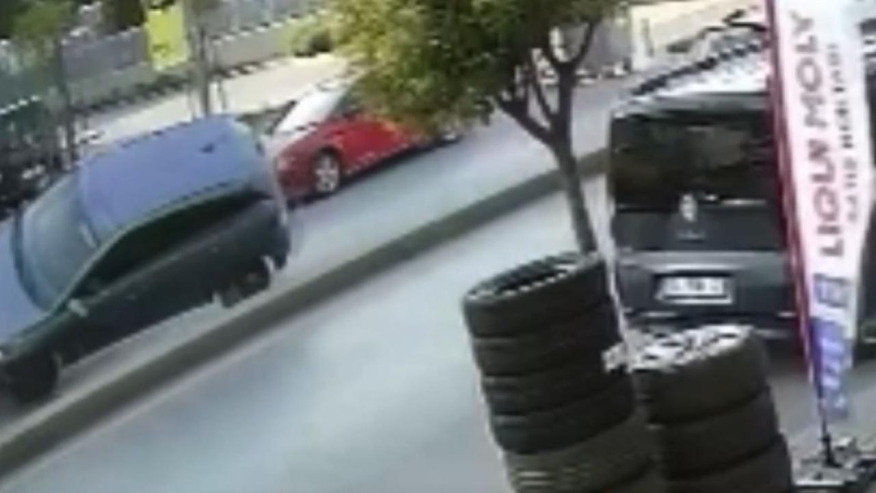 Güngören'de otomobilin takla atma anı kamerada