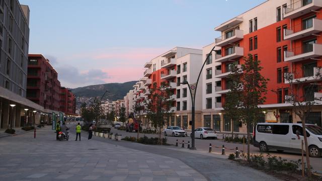 Depremlerde yıkımın yaşandığı Hatay'daki Atatürk Caddesi yeni iş yerleriyle hareketlendi