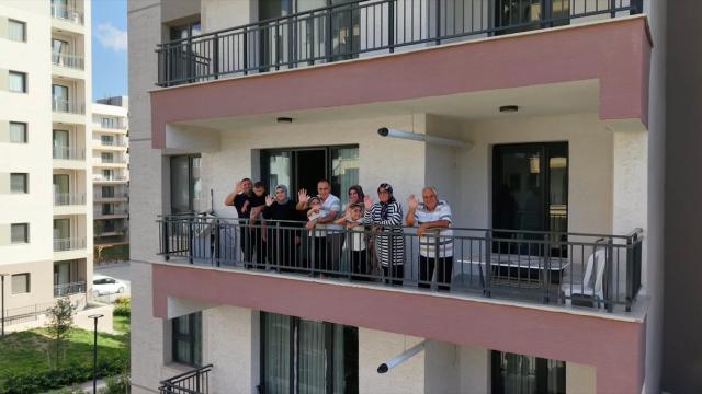 Hatay'da depremde yıkılan evlerin yerine yenilerinin yapıldığı mahallede yaşam başladı