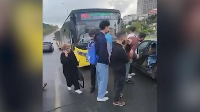 İETT otobüsü ile otomobilin çarpışması sonucu 3 kişi yaralandı haber görseli