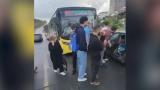 İETT otobüsü ile otomobilin çarpışması sonucu 3 kişi yaralandı