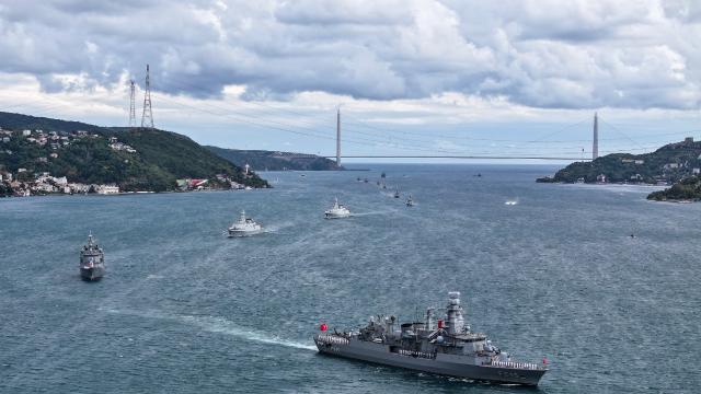 Preveze Deniz Zaferi'nin yıl dönümünde 15 gemiyle Boğaz geçişi