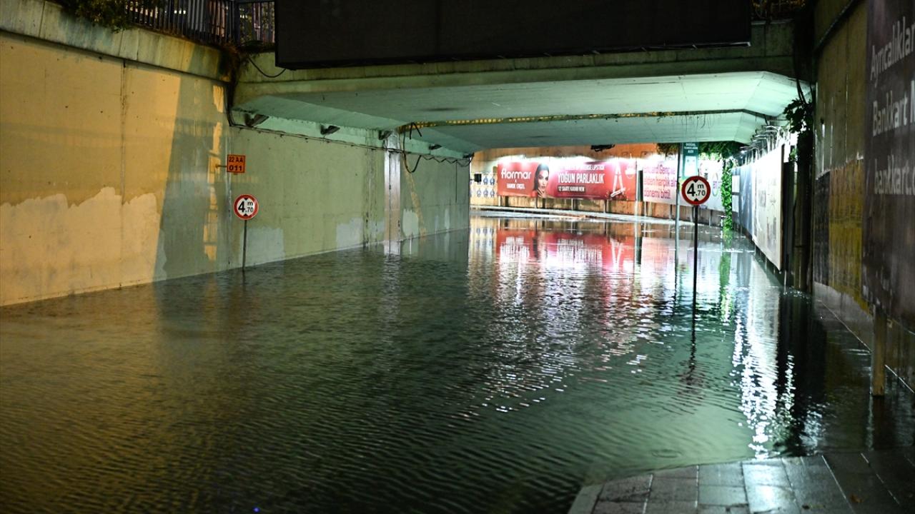 İstanbul’da sağanak etkili oldu: Toprak kaydı, yollar göle döndü