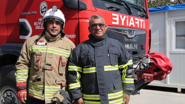 İtfaiyeci baba oğul alevlere birlikte göğüs geriyor