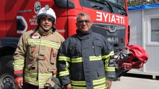 İtfaiyeci baba oğul alevlere birlikte göğüs geriyor