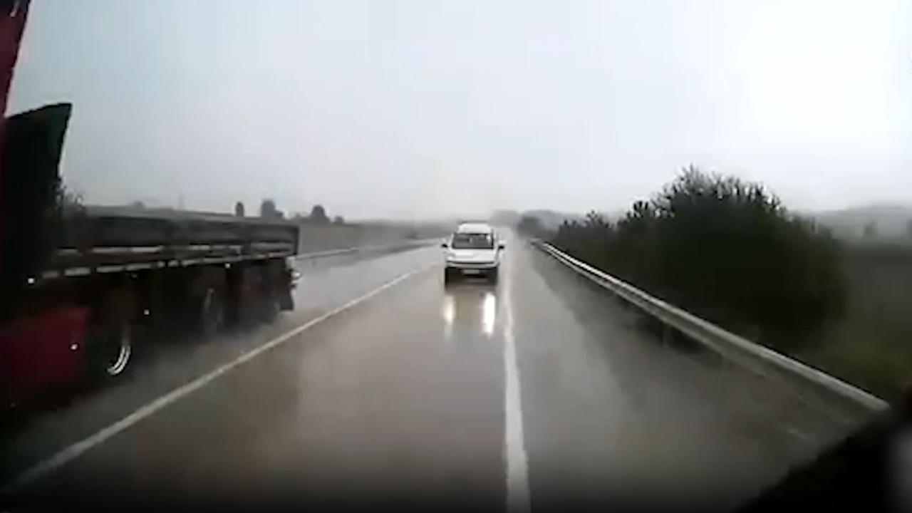 Karabük'te hatalı sollama yapan araç kazaya davetiye çıkardı