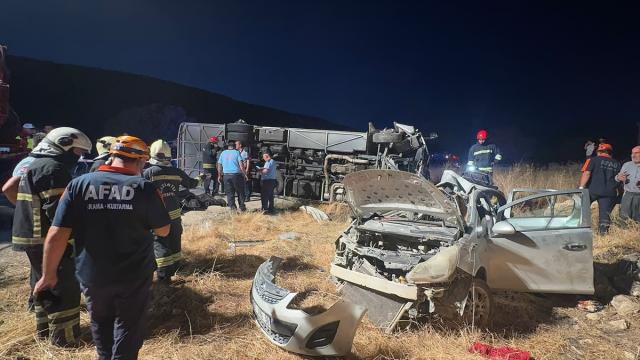 Gaziantep'te yolcu midibüsü ile otomobil çarpıştı: 3 ölü, 17 yaralı haber görseli