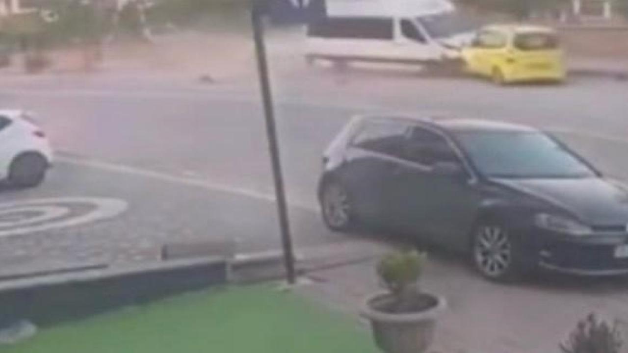 Freni patlayan minibüsün taksiyi sürüklediği anlar kamerada