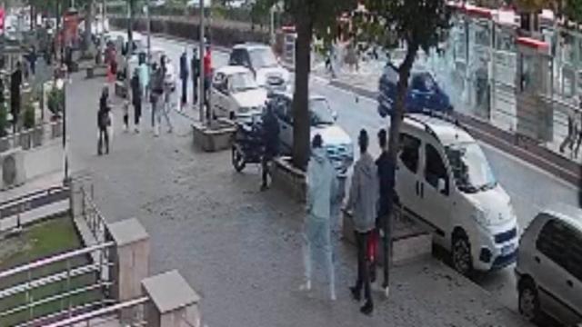 Otomobil tramvay durağına girdi: O anlar kamerada