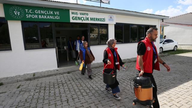 Muş'ta gönüllü gençler yaşlıların kapısını iyilik için çalıyor