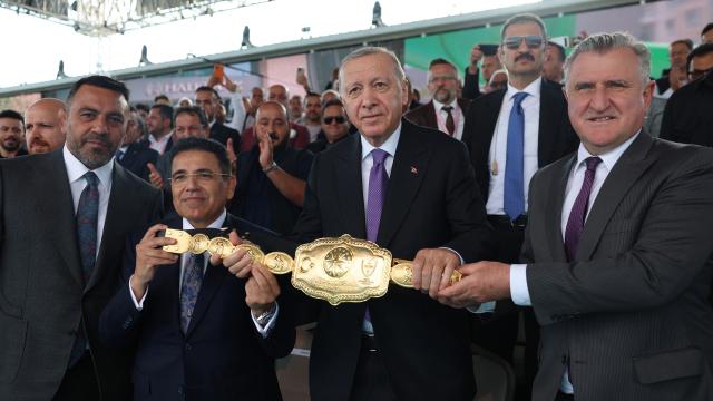 Cumhurbaşkanı Erdoğan, 'Yağlı Güreş Cumhurbaşkanlığı Kupası' ödül törenine katıldı