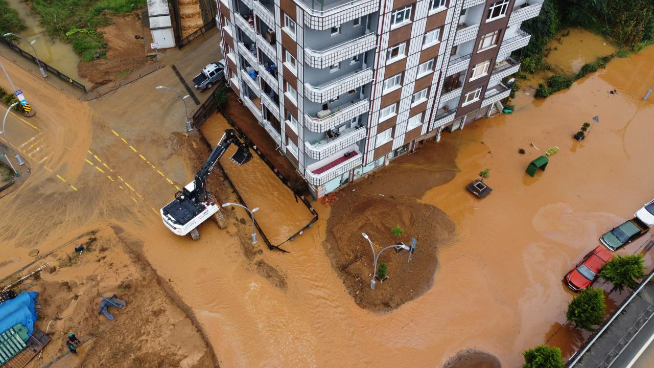 Rize'de sağanağın yol açtığı hasar 1 milyar 42 milyon lira