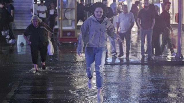 Ankara'da gök gürültülü sağanak etkili oldu haber görseli